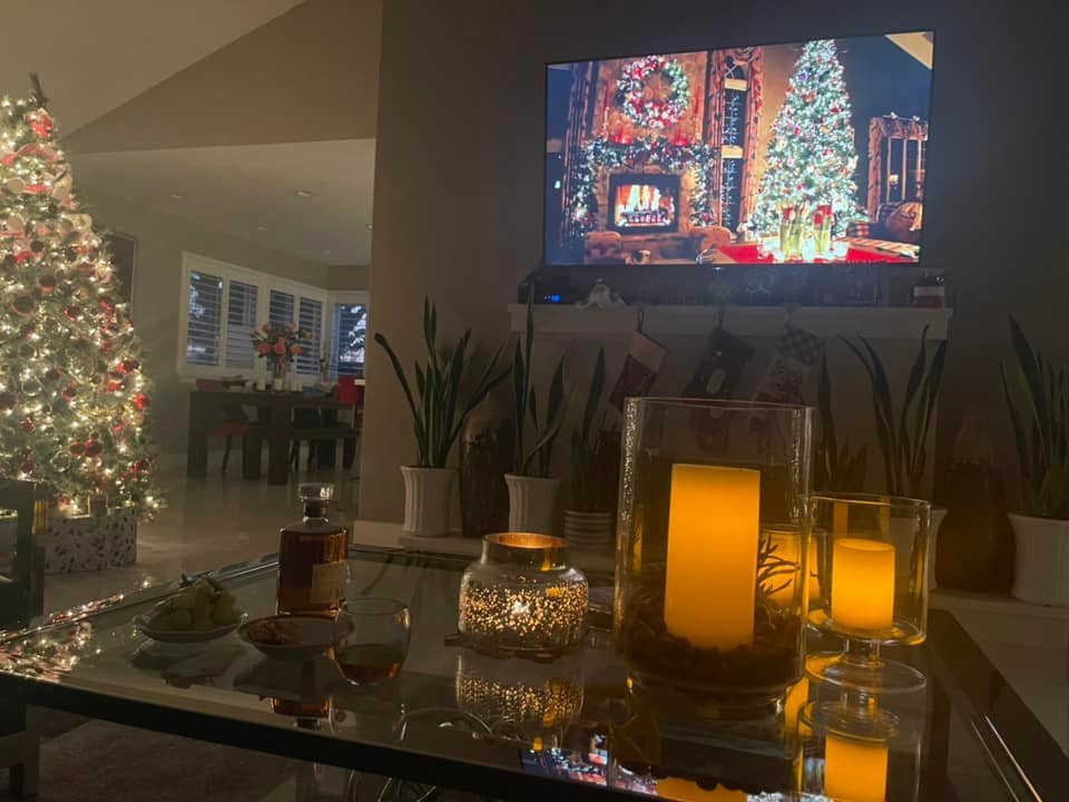 Không gian bên trong nhà được trang trí khá ấm cúng. Nguồn ảnh: FBNV