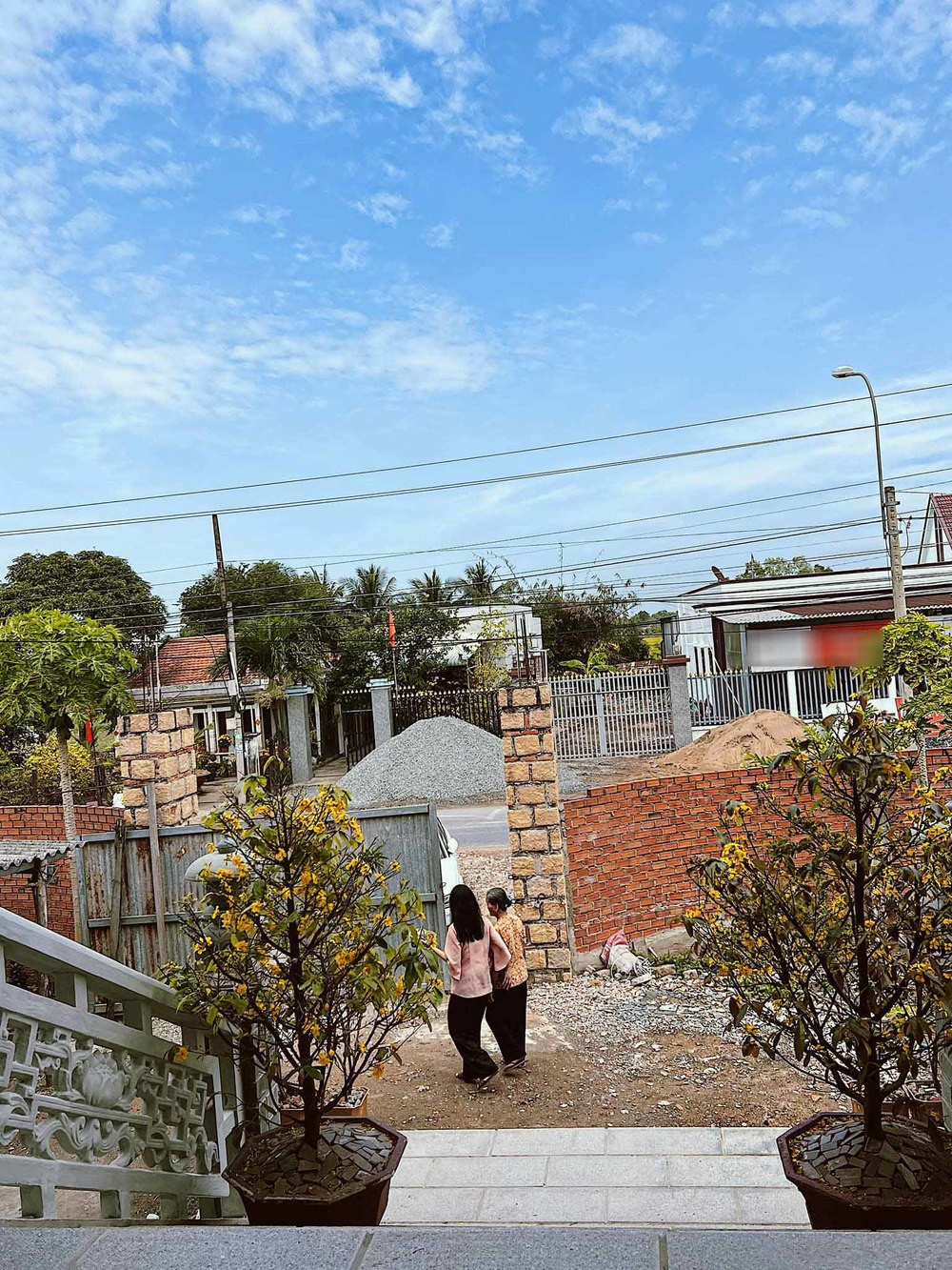 Phía cổng và bờ tường rào vẫn còn đang trong quá trình hoàn thiện.