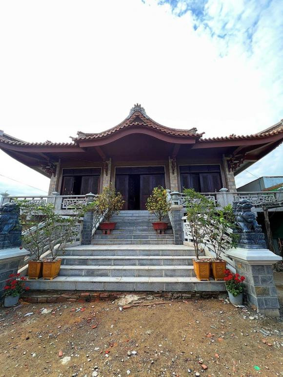 Theo hình ảnh có thể thấy cơ ngơi mới đang được xây dựng. Đây là ngôi nhà hai chị em Angela Phương Trinh xây tặng nội để báo hiếu.