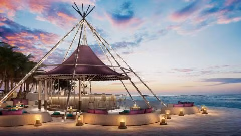 Tuy nhiên, hoàng tử chỉ tham gia 2 ngày đầu tiên rồi bay về nước, để lại toàn bộ những nghệ sĩ, khách mời tận hưởng hết tuần tại "thiên đường" Maldives.