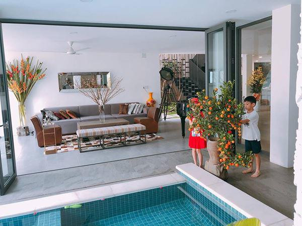 Cạnh phòng khách còn có cả hồ bơi lớn. Ảnh: FBNV