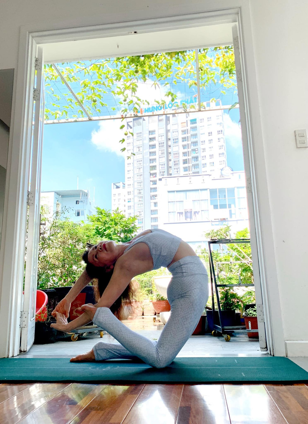 Trong nhà còn có không gian rộng rãi để mẹ ruột Hà Hồ luyện tập Yoga. Ảnh: FBNV