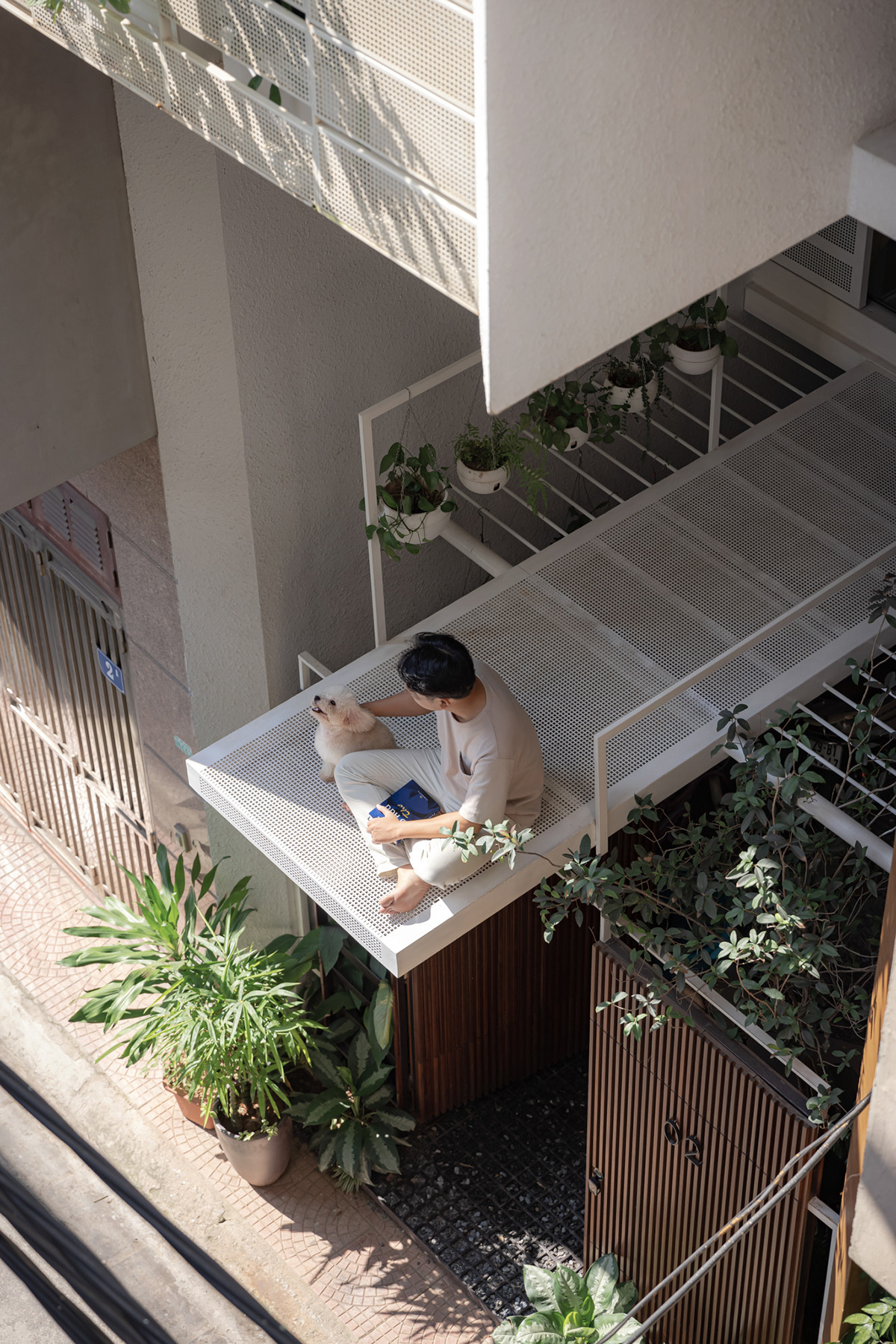 Với diện tích hạn chế về chiều ngang và người già đi lại khó khăn, trục giao thông chính, thang máy, cầu thang giếng trời được đưa về cuối nhà.