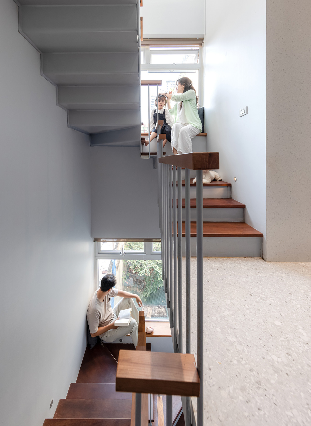 Với diện tích đất hẹp, chiều cao tầng hạn chế và nằm trong ngõ nhỏ, để có được không gian thoáng ưu tiên cho cây xanh, thay vì mở giếng trời lớn, kiến trúc sư tạo một giếng trời nhỏ để lưu thông không khí ở cuối nhà và tạo tạo hiệu ứng thị giác cho nút giao thông và mặt đứng.