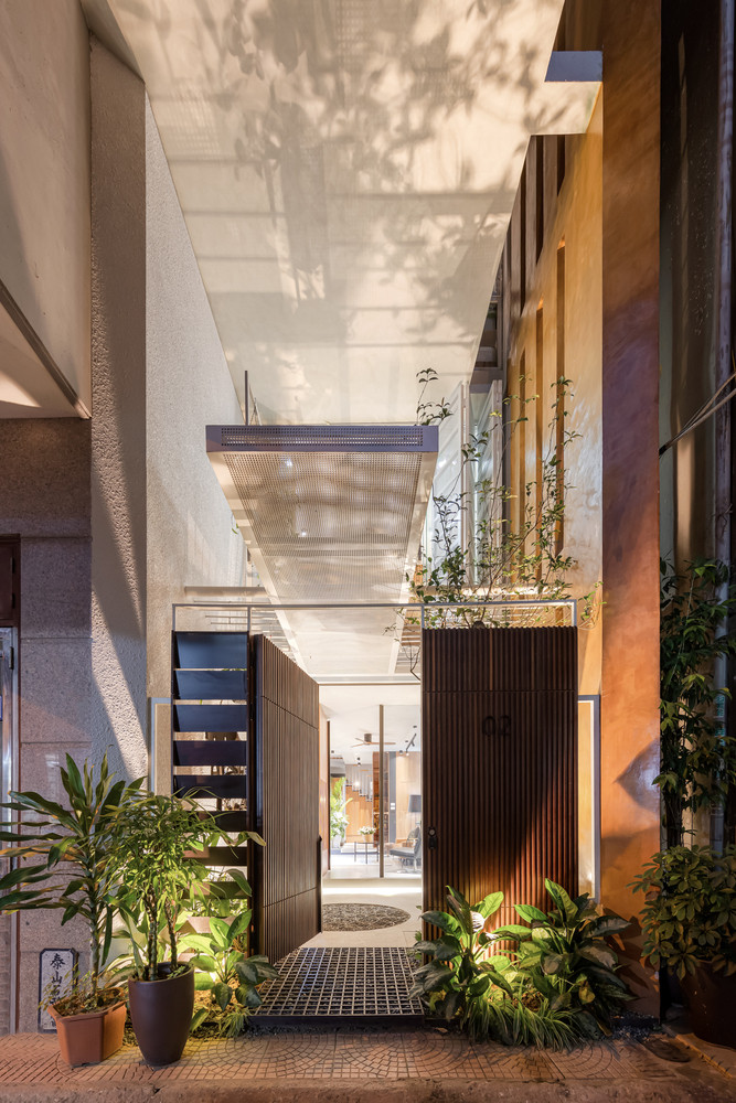 Không gian thông tầng và mặt thoáng bên ngoài nhà được kết nối bởi một cây cầu vừa đóng vai trò là sàn ban công vừa là mái đón, tạo ấn tượng và điểm nhấn cho kiến trúc.