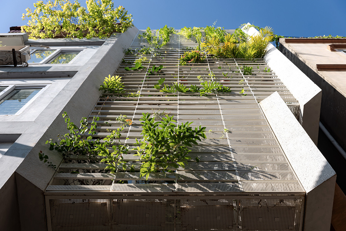 Để tạo khoảng thông thoáng và ánh sáng cho các tầng dưới, nhóm thiết kế nhà ưu tiên không gian mở ra mặt tiền. Mặt tiền được thiết kế độc đáo với nhiều cây xanh trải dọc xuyên suốt.