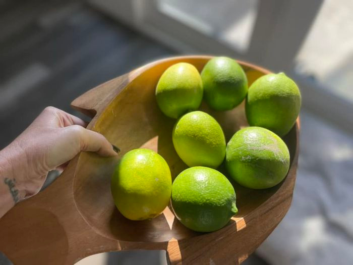 Kim Hiền khoe thành quả thu hoạch được trong vườn.