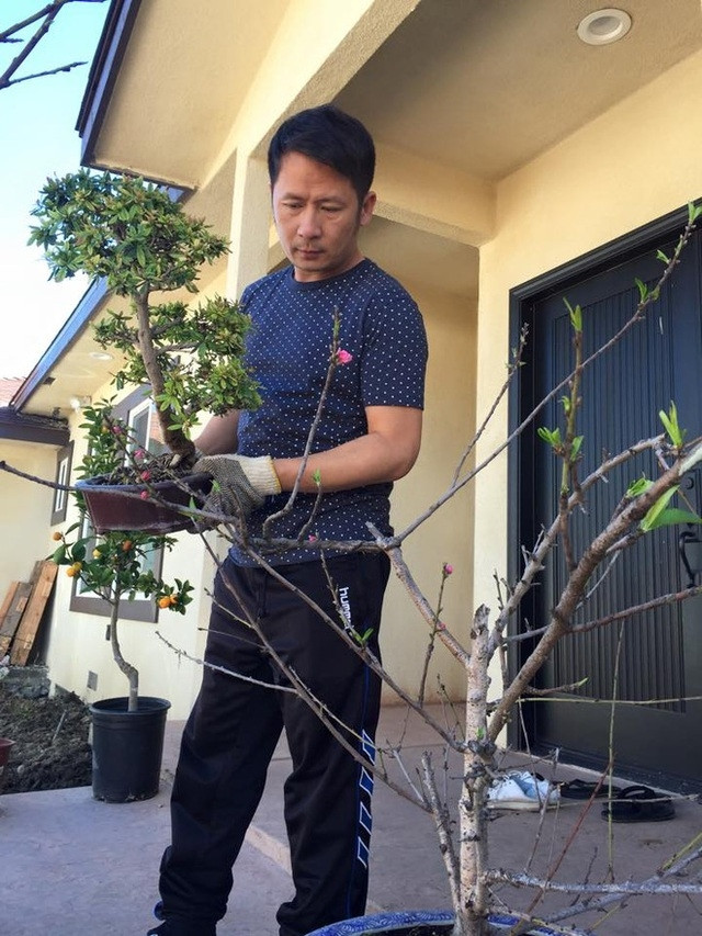 Những lúc rảnh rỗi, ca sĩ Bằng Kiều thành người làm vườn thực thụ khi chăm sóc những cây hoa.