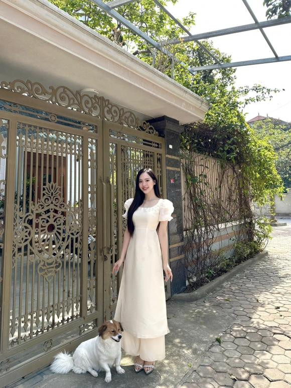 Người đẹp tạo dáng ngay trước cổng.