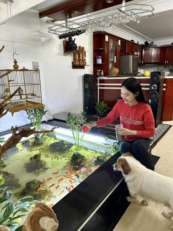 Trong nhà có bể cá cảnh đẹp mắt làm điểm nhấn