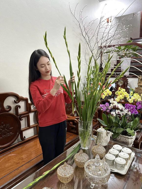 Vào dịp Tết, Trịnh Thùy Linh tự tay cắm hoa để trang trí cho căn nhà.