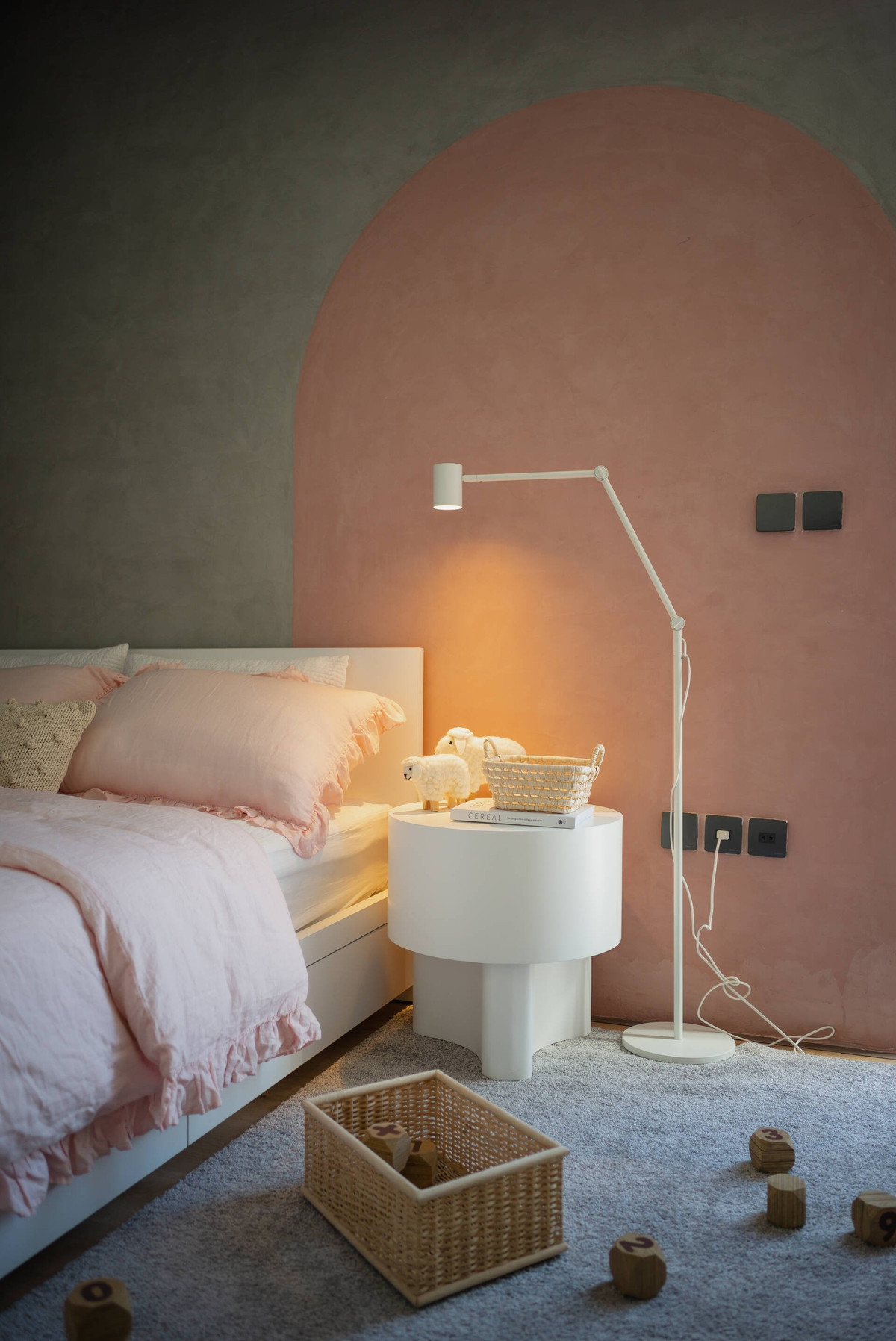 Phòng ngủ của con sở hữu tông hồng nhẹ nhàng. Nguồn ảnh: Quang Tran