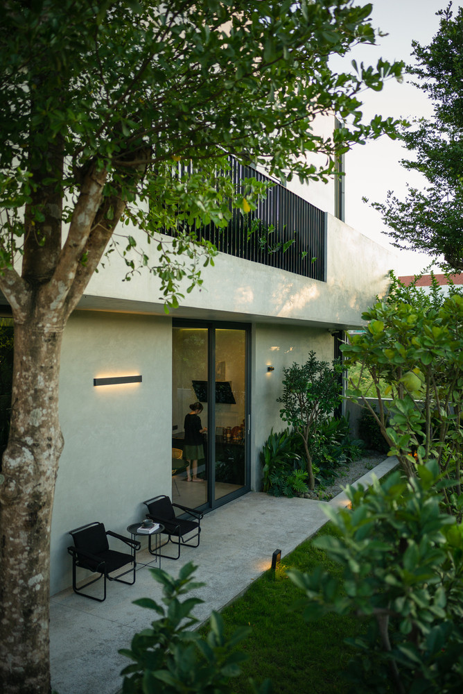 Đáp ứng mong muốn của gia chủ, kiến trúc sư thiết kế hệ tường bao che 2 lớp ở hướng Đông và Tây, bao gồm lớp tường dày và lớp cửa kính trượt.