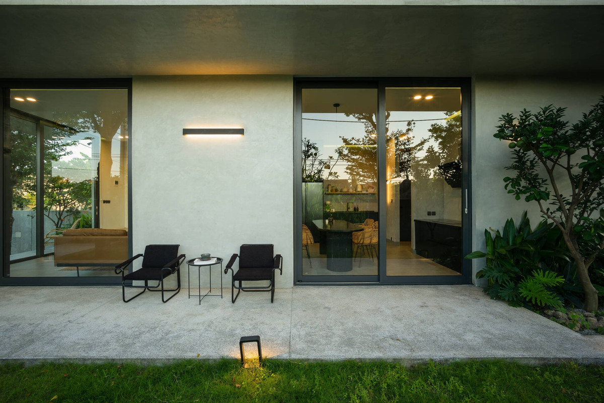 Tầng trệt ở các vị trí không gian giao tiếp đóng mở linh hoạt được bố trí bên dưới mái hiên rộng.