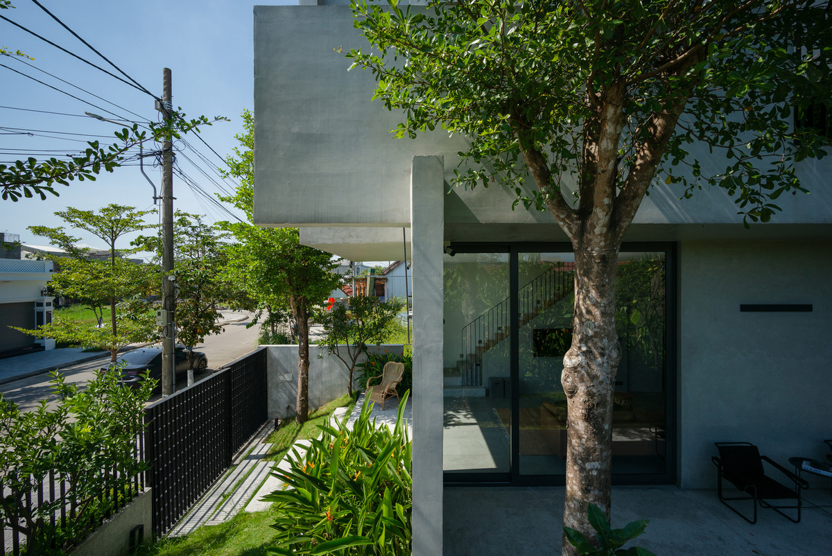 Đồng thời, khu vực sinh hoạt chung khắc phục được sự ngột ngạt của căn hộ, đảm bảo các không gian chức năng phải đón được nắng và gió tự nhiên.