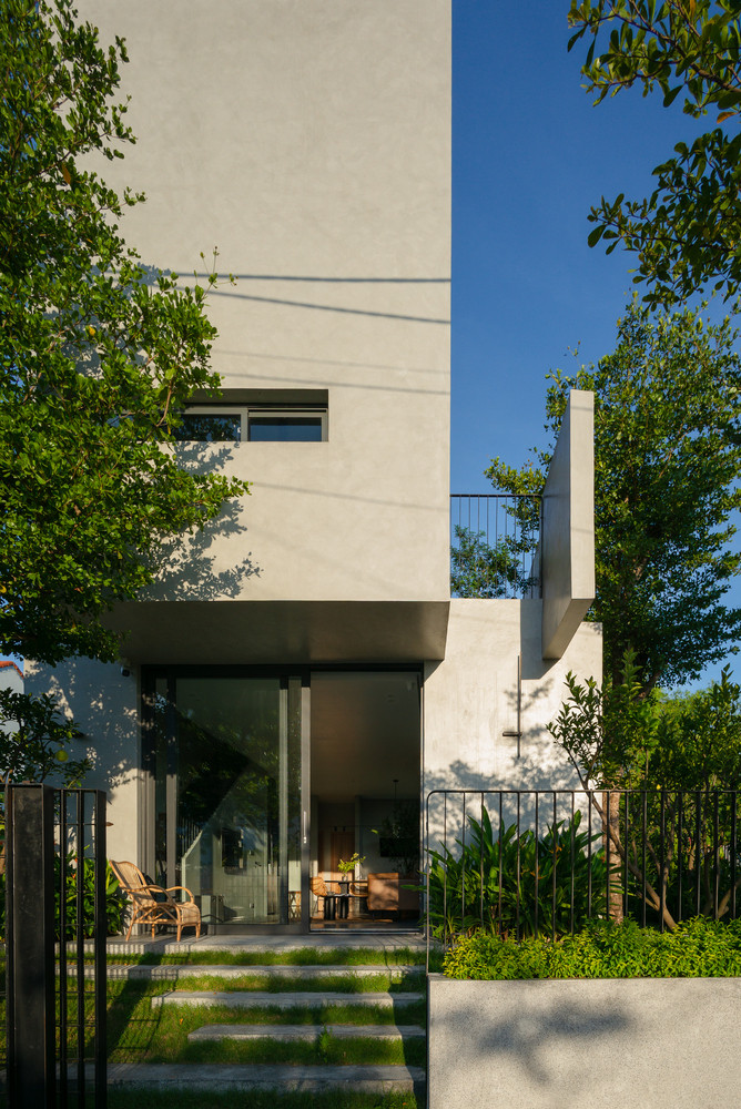 Diện tích sinh hoạt chung không nhất thiết phải quá rộng nhưng nên có sân vườn rộng rãi để mỗi ngày gần gũi với thiên nhiên hơn. Ngoài ra, nên có một sân chơi cho trẻ nhỏ.