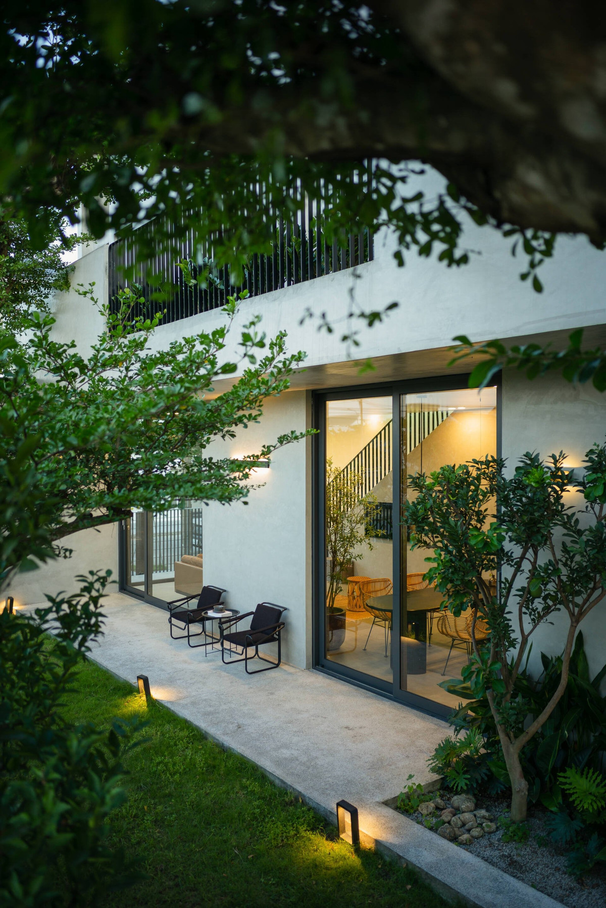 Ban công rộng phía trên đóng vai trò là tấm vải lớn để chắn nắng, che mưa.