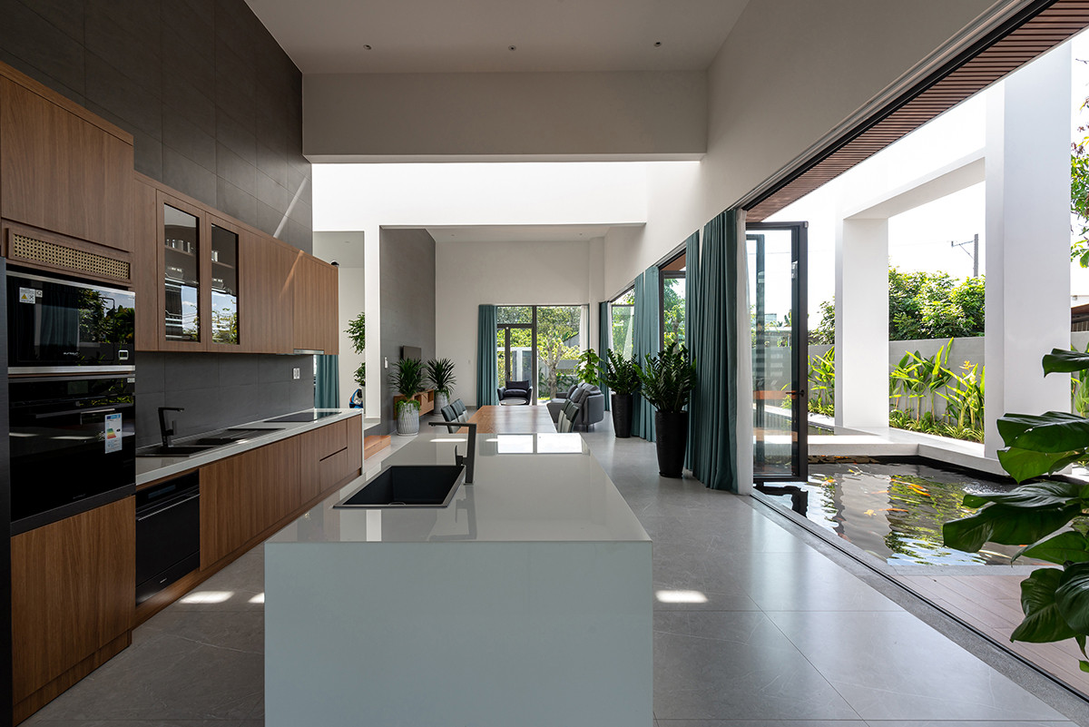 Bên cạnh phòng khách là nhà bếp và bàn ăn.