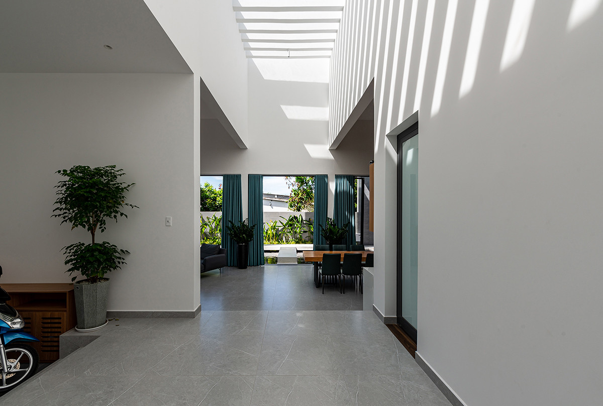 Từ khu vực để xe máy, gia chủ dễ dàng di chuyển tới trung tâm của căn nhà.