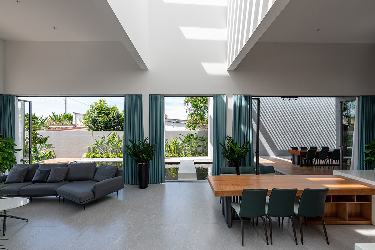 Giữa 2 khu vực này là giếng trời giúp lấy ánh sáng tối đa, đồng thời như một vách ngăn phân chia không gian vô hình.