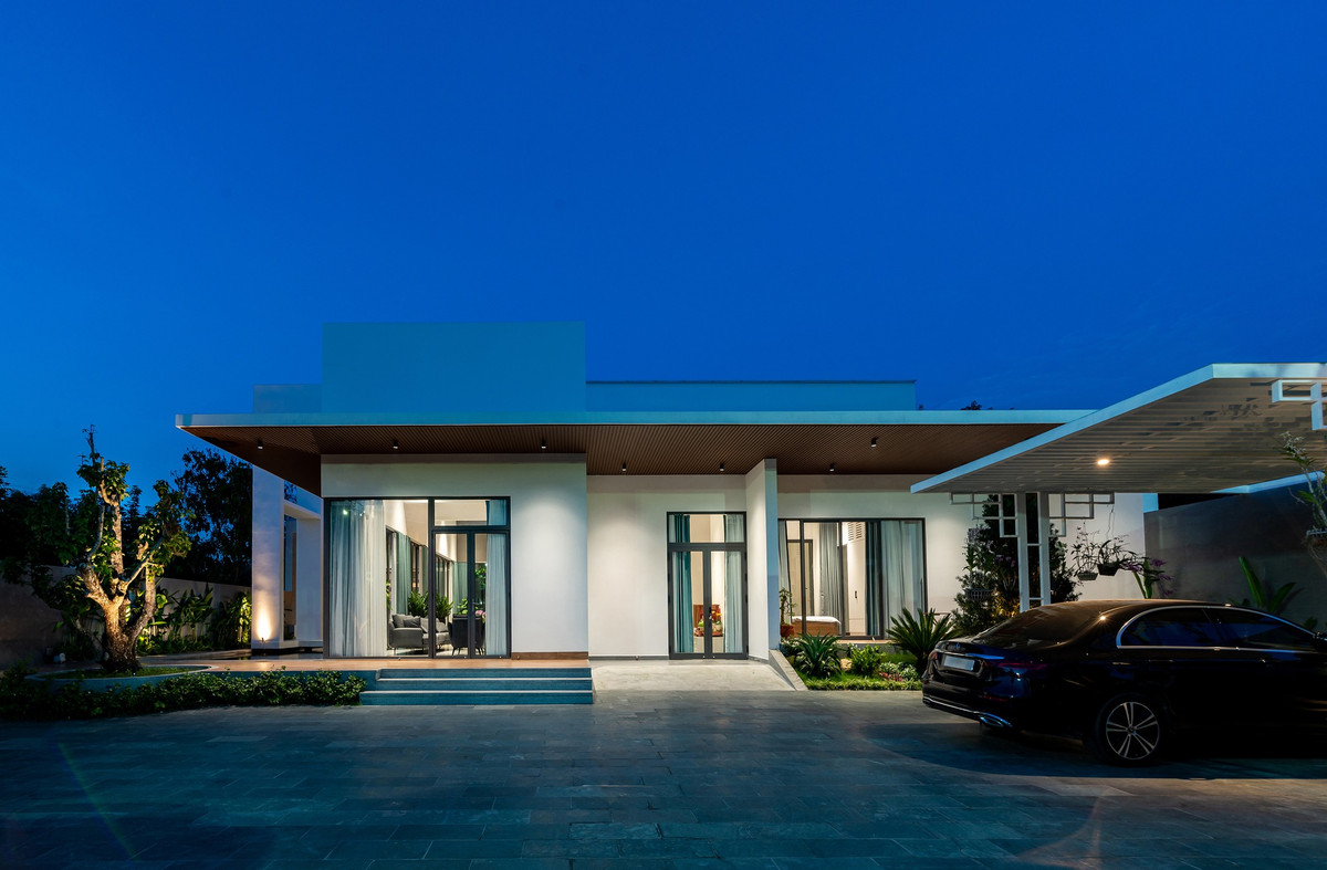 Để khắc phục sự bất an và cô đơn khi sống một mình, lối vào nhà được thuận tiện và nhanh chóng nhất. Sân phía trước rộng để chủ nhà có thể ra vào và quay đầu xe một cách dễ dàng.