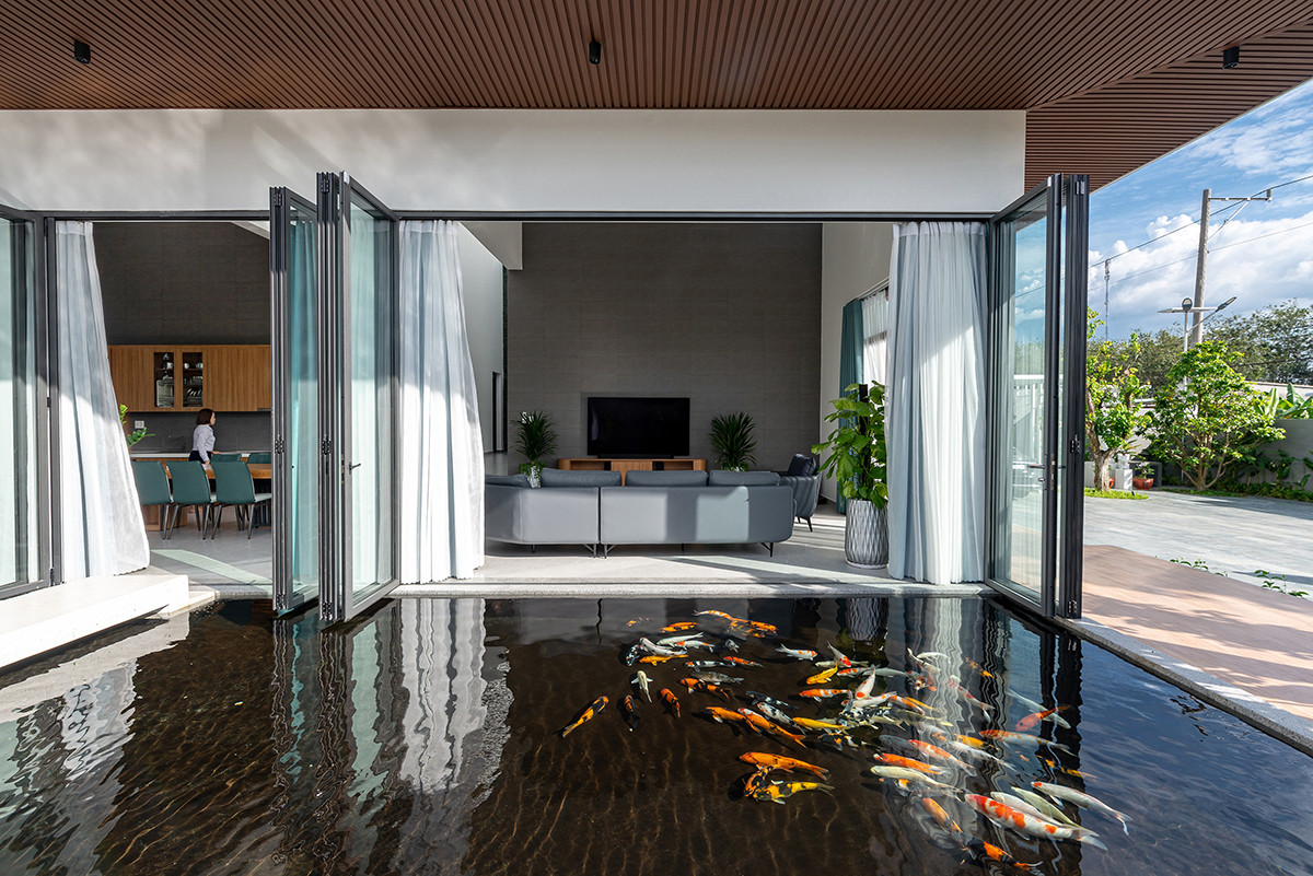 Hồ cá không chỉ mang đến tính thẩm mỹ mà còn là nơi thư giãn, góp phần tạo nên lá phổi xanh cho căn nhà.
