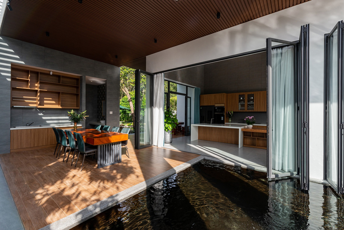 Việc loại bỏ vách ngăn chia tách không gian khiến khu vực này thông thoáng và mở rộng hơn.