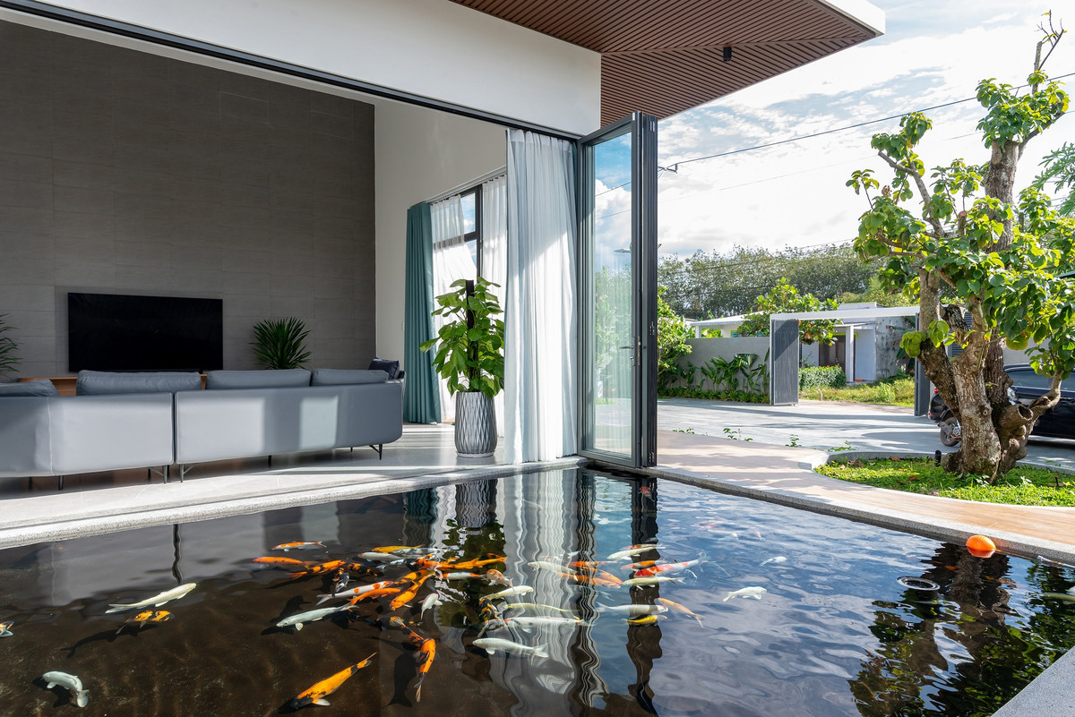 Mùa hè đến, hơi nước bốc lên, gió thổi đưa hơi nước vào nhà giúp giảm nhiệt.