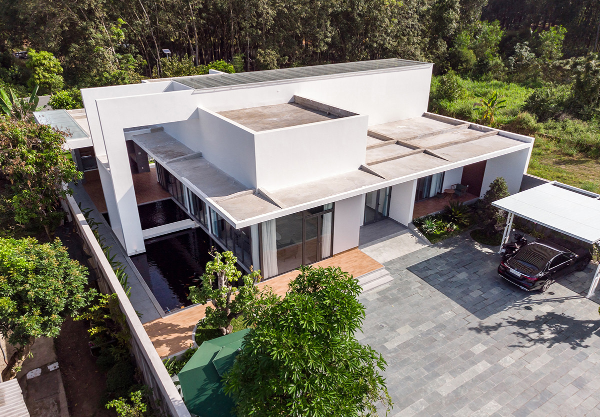 Tọa lạc tại huyện Bàu Bàng, Tỉnh Bình Dương, ngôi nhà được xây dựng trên khu đất rộng tới 1.000m2 thuộc sở hữu của một nữ gia chủ độc thân.