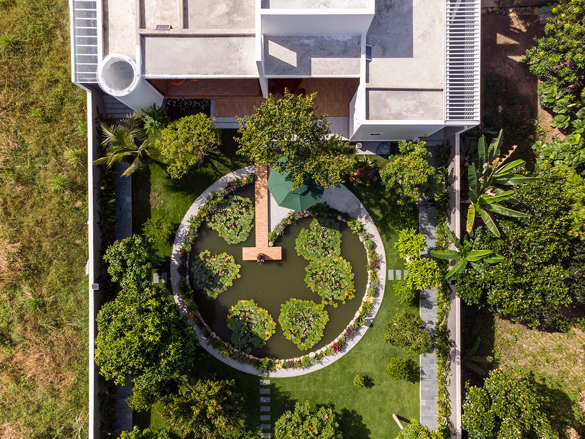 Sân sau là không gian sinh hoạt riêng tư của gia chủ khi được bố trí phòng ngủ và một hồ sen lớn.