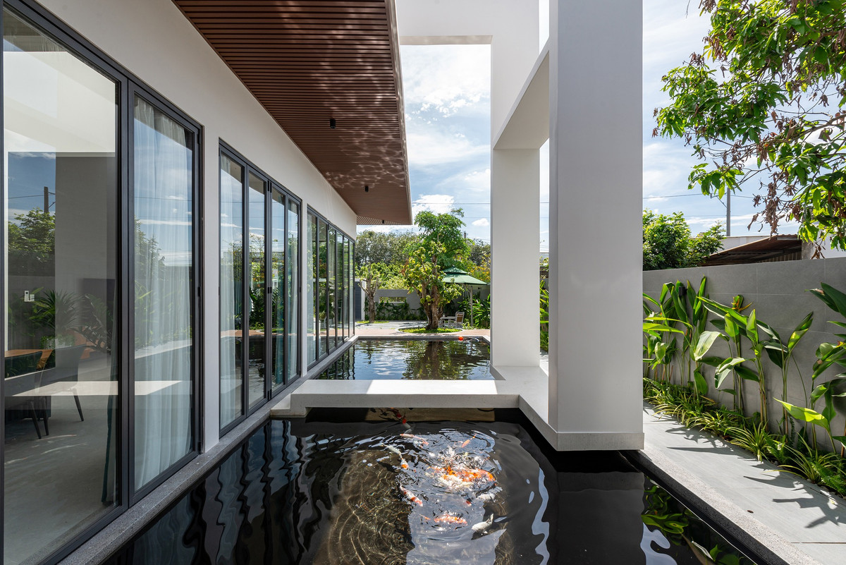 Thông qua khoảng trống, gia chủ có thể cảm nhận được thiên nhiên bao quanh và sự thay đổi của thời gian ở bất cứ đâu trong nhà.