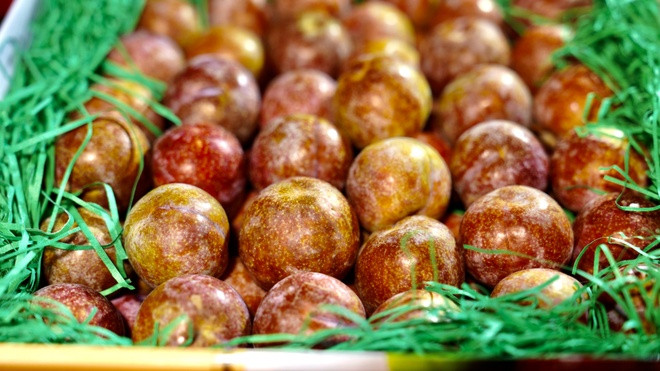 Năm 2021, mận Ruby Sơn La đã đến Singapore và Malaysia bằng đường hàng không với giá bán lần lượt là 18 SGD (hơn 300.000 đồng/kg) và 38 RM/kg (hơn 200.00 đồng/kg). Ảnh: Mia Fruit.