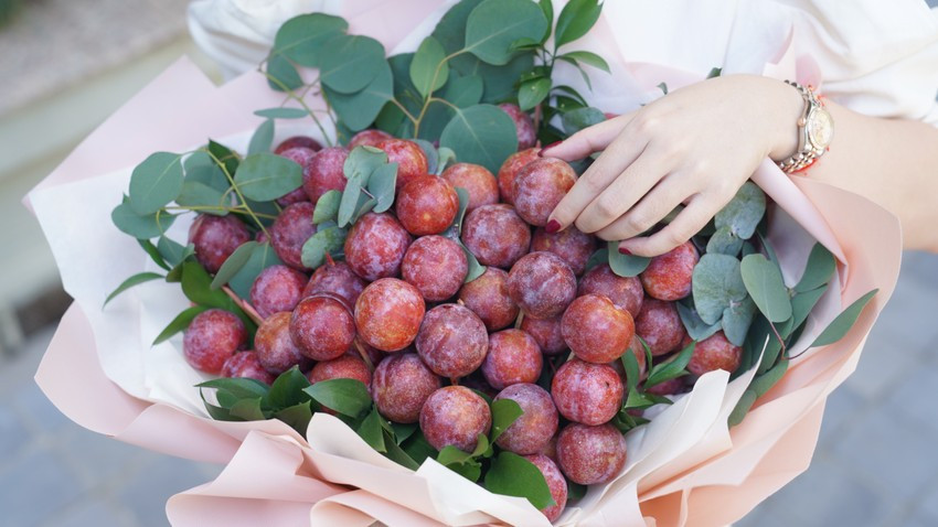 Đáng chú ý, giá bán lẻ mỗi kg mận Ruby xuất khẩu dao động từ 350.000 - 400.000 đồng/kg, cao gần gấp đôi giá bán trong nước. Ảnh: Plo