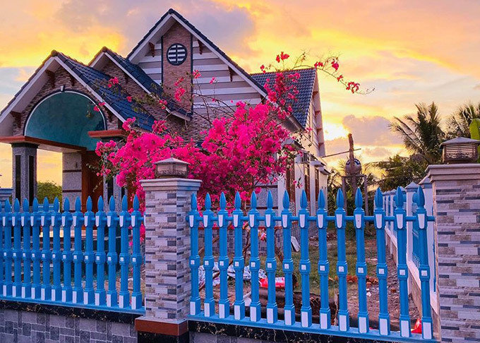 Nam diễn viên cho biết đã chi 5 tỷ xây căn nhà này để làm nơi nghỉ dưỡng, vui thú ruộng vườn khi về quê. Ảnh: FBNV