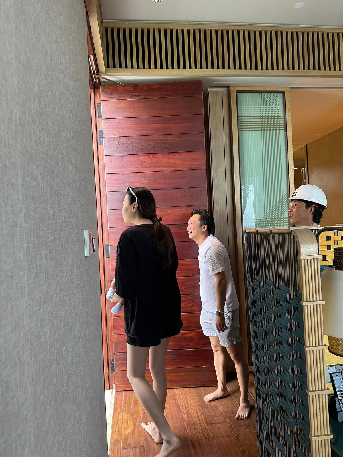 Căn nhà vẫn đang trong giai đoạn thi công và nam doanh nhân rất ưng thiết kế này.