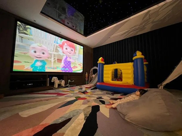 Vợ chồng Cường Đô La đầu tư cả rạp chiếu phim xịn xò tại gia để con gái xem hoạt hình. Nguồn ảnh: FBNV