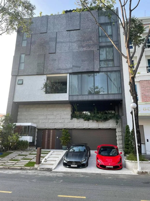 Trước đó, vào năm 2020, Cường Đô La xây tặng bà xã căn biệt thự hoành tráng tại TP HCM. Đây cũng là tổ ấm sinh hoạt chính của hai vợ chồng và các con.