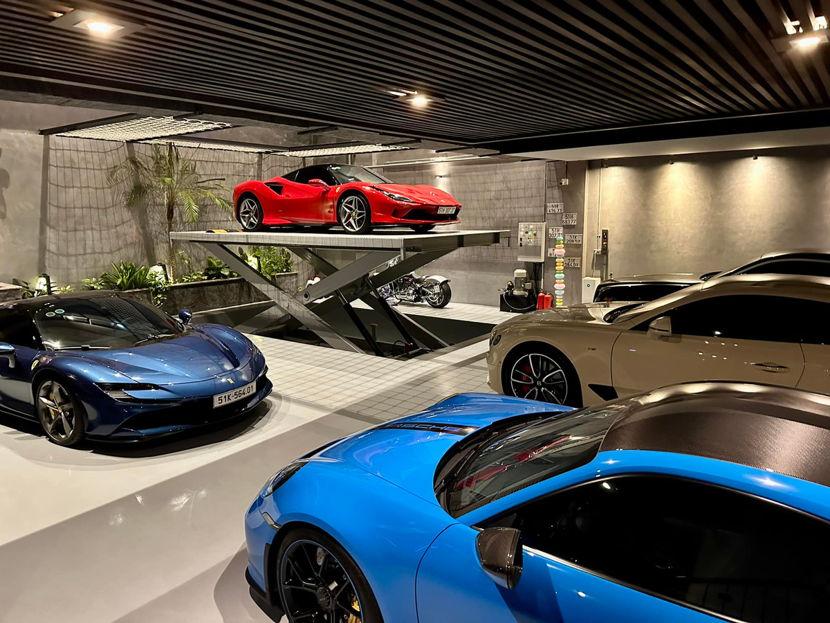 Trong nhà có gara chứa toàn siêu xe của Cường Đô La khiến dân tình choáng ngợp.