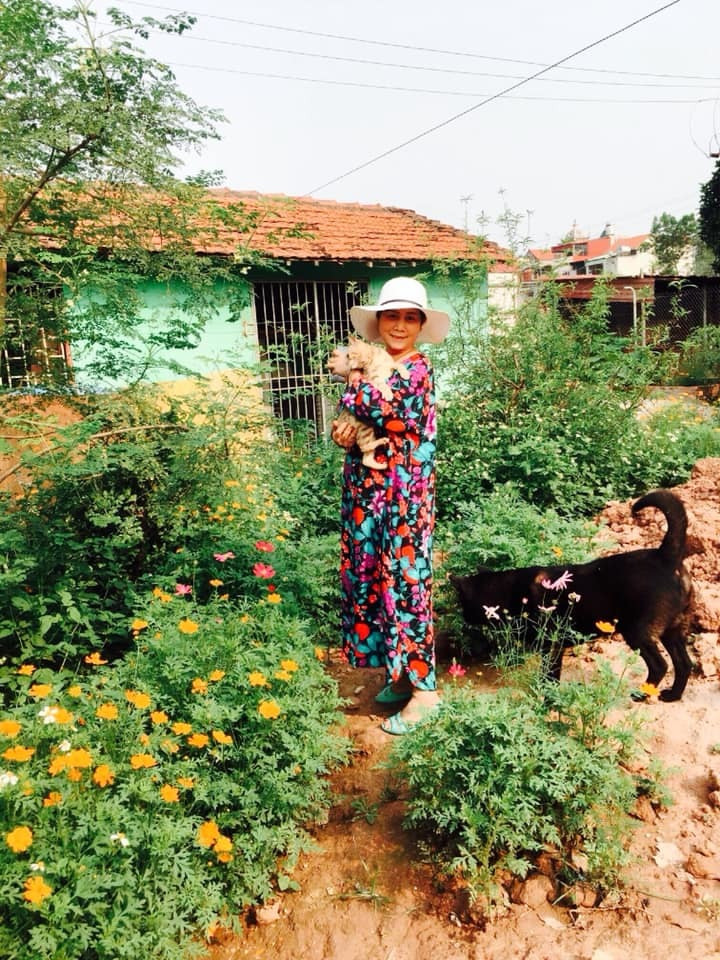 Tại đây, nghệ sĩ Minh Hằng trồng nhiều loại hoa, quả và nuôi chó, mèo, khỉ, gà... Ảnh: Vietnamnet