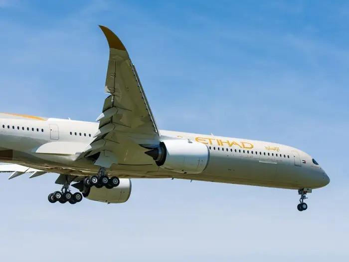 Đứng ở vị trí thứ 3 là Etihad Airways - hãng hàng không lớn thứ 2 tại Các Tiểu Vương quốc Ả Rập Thống nhất. Etihad Airways sở hữu đội bay hiện đại với hơn 110 máy bay Airbus và Boeing. Năm ngoái, Etihad Airways xếp thứ 2 trong danh sách. Ảnh: Shutterstock