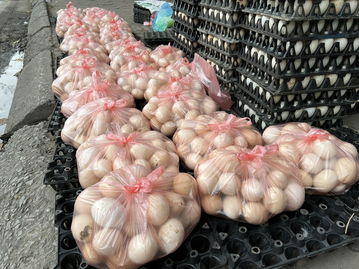 Tuy nhiên, trả lời VTC News, ông Dương Tất Thắng, Cục trưởng Cục Chăn nuôi (Bộ Nông nghiệp và Phát triển Nông thôn) cho biết, hiện nay mức độ tiêu thụ trứng gà so với trước Tết có giảm nhưng chưa đến nỗi ế, thừa đến mức phải "giải cứu". Ảnh; Lao động