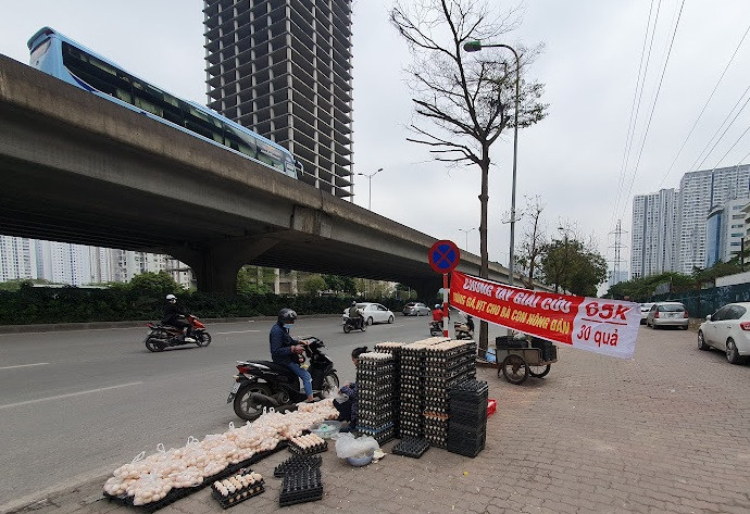 Tại nhiều điểm bán trứng gà ở vỉa hè, trứng được chia theo từng túi, mỗi túi 30 quả, mức giá 65.000 đồng. Ảnh: Thương trường