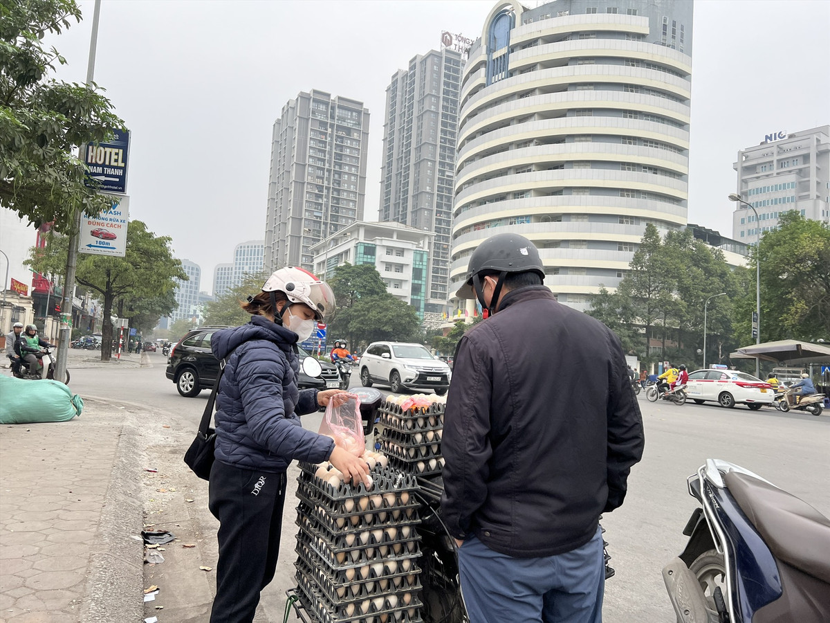 Theo ông Thắng, người tiêu dùng không nên mua trứng ở vỉa hè vì không rõ nguồn gốc và thời gian bảo quản ra sao. Ảnh: Lao động