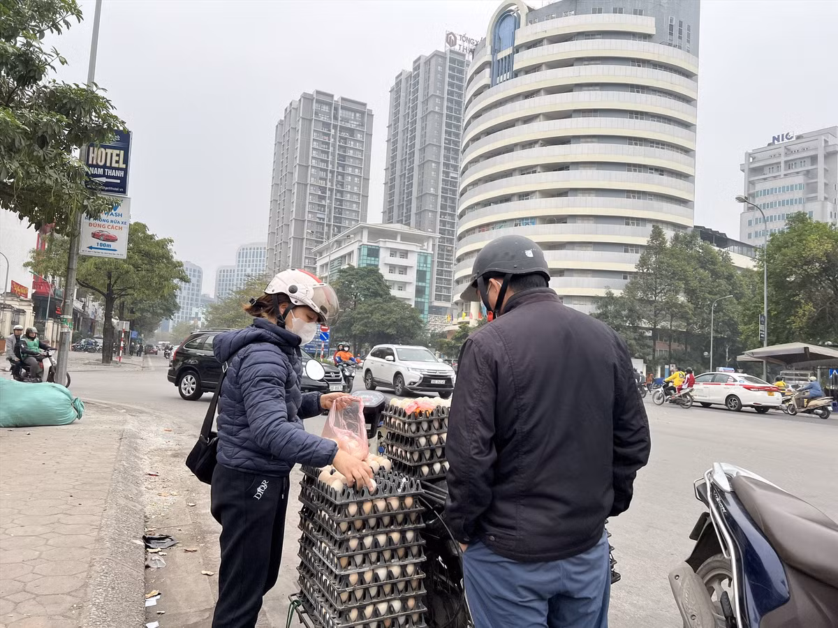 Theo ông Thắng, người tiêu dùng không nên mua trứng ở vỉa hè vì không rõ nguồn gốc và thời gian bảo quản ra sao. Ảnh: Lao động