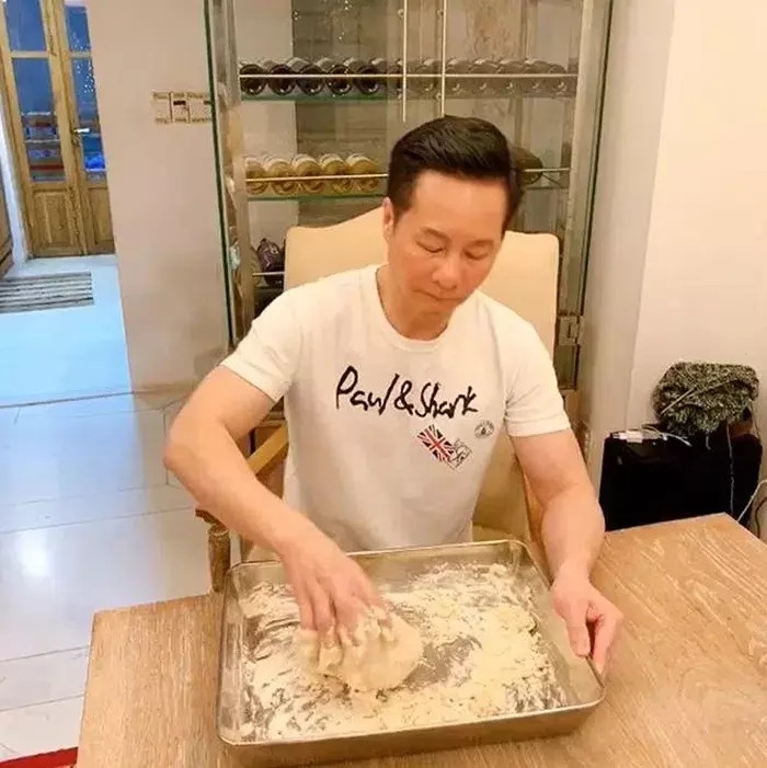 Tài sản ở nước ngoài của đại gia Đức An khiến nhiều người choáng váng. Ông có thu nhập từ việc bán căn nhà tại số 42 Pelican Point, Newport Beach (tương đương khoảng 150 tỷ đồng); 1 bất động sản Huntington Beach (tương đương khoảng 73 tỷ); 1 bất động sản tại California tương đương 42 tỷ đồng. Ngoài ra, ông cũng sở hữu tài sản tại Shadowcast, Newport Beach, California...Ảnh: FBNV