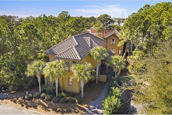 Biệt thự của Hồng Ngọc toạ lạc ở Destin, Florida, có diện tích lên tới gần 1.000m2.