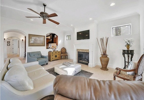 Nằm bên bờ biển, căn biệt thự được thiết kế mở, sử dụng gam màu trắng chủ đạo, tạo không gian sang trọng, thoải mái thích hợp cho việc nghỉ dưỡng.