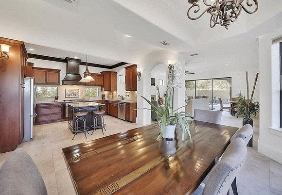 Khu bếp và phòng ăn thoáng đãng.