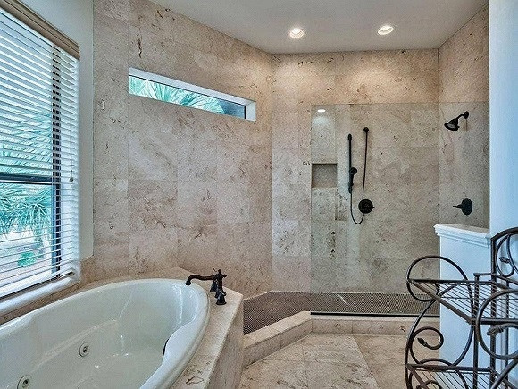 Phòng tắm rộng rãi với thiết bị cao cấp như trong khu nghỉ dưỡng.