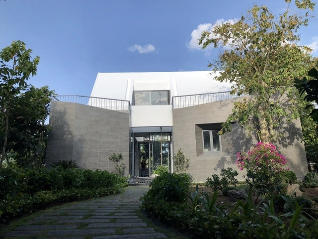 Căn biệt thự được nam ca sĩ xây dựng nhằm phục vụ nhu cầu nghỉ dưỡng sau những giây phút mệt mỏi công việc. Ảnh: Dân trí